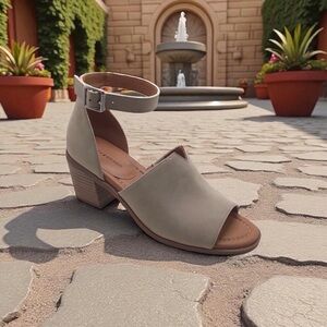 NWOT Lucky Brand Womens Reilani Beige Open Toe Block Heel Sandal Size 8M